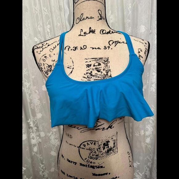 Chic Bikini Top - Your Passport to Poolside Glam - Picture 1 of 3